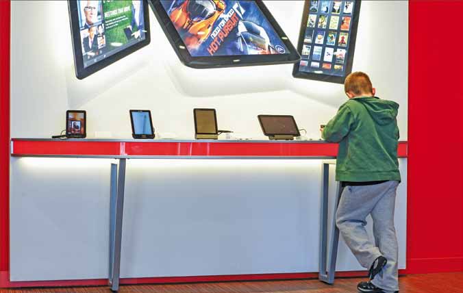 Customers get hands-on experience with Verizon Wireless flexible digital showcase of 4G