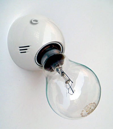 Light bulb with smart bulb holder