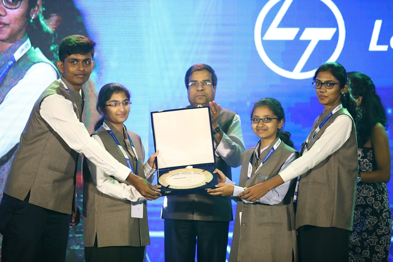 he team from Sri Ramakrishna Engineering College, Coimbatore receiving their trophy from Dr. Keshab Panda