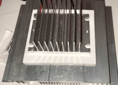 Thermoelectric fixed and sandwiched between the heatsink