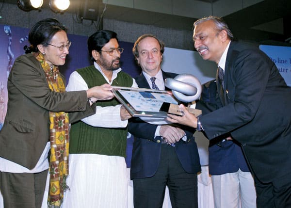 Mahesh Gupta, Chairman, Kent RO Systems, receiving the award from Jai Prakash Narayan Yadav, Hon’ble Union Minister of State for Water Resources 
