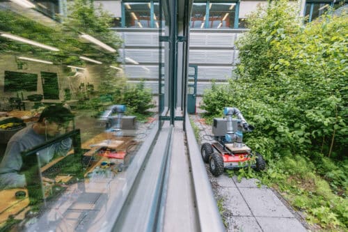 El robot recolector de tomates diseñado con ChatGPT por investigadores de TU Delft y EPFL se mueve a través de un entorno de prueba.  Crédito: Adrien Buttier / EPFL