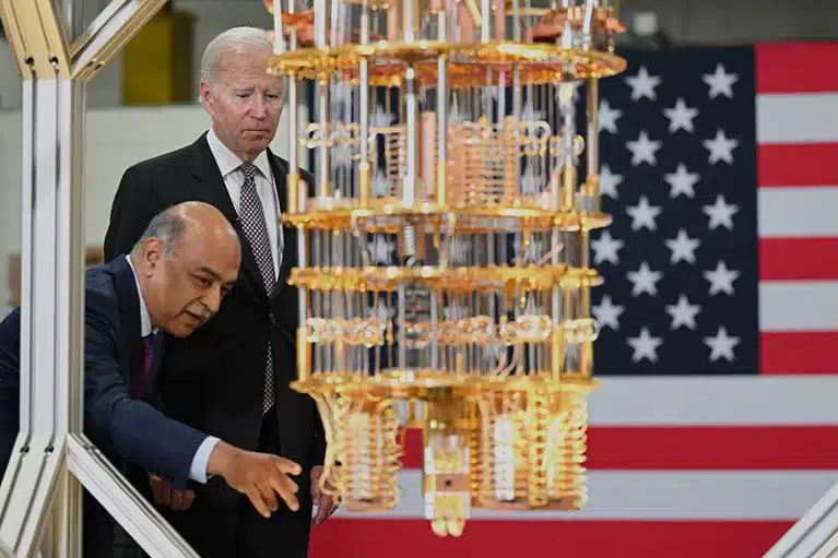 El presidente de los Estados Unidos, Joe Biden, y el director ejecutivo de IBM, Arvind Krishna, examinan una computadora cuántica en las instalaciones de la compañía en Poughkeepsie, Nueva York.Crédito: Mandel Ngan/AFP a través de Getty