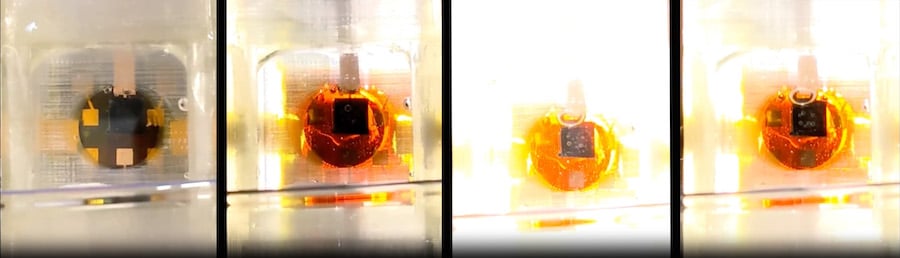 סדרה של ארבע תמונות סטילס מסרטון לדוגמא המראה כיצד פוטוריאקטור מאוניברסיטת רייס מפצל מולקולות מים ומייצר מימן כאשר הוא מגורה על ידי אור שמש מדומה. קרדיט: מעבדת Mohite/אוניברסיטת רייס