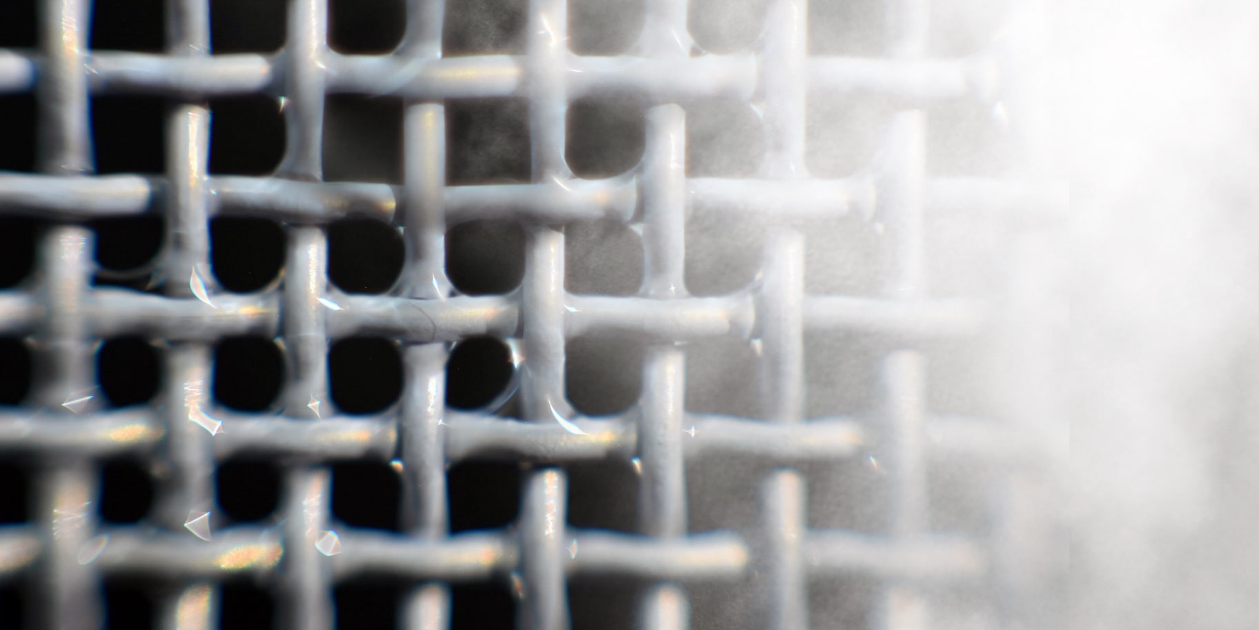 A mesh coated with titanium dioxide harvests and cleans water from fog. (Photograph: ETH Zurich / Adobe Stock / Montage)