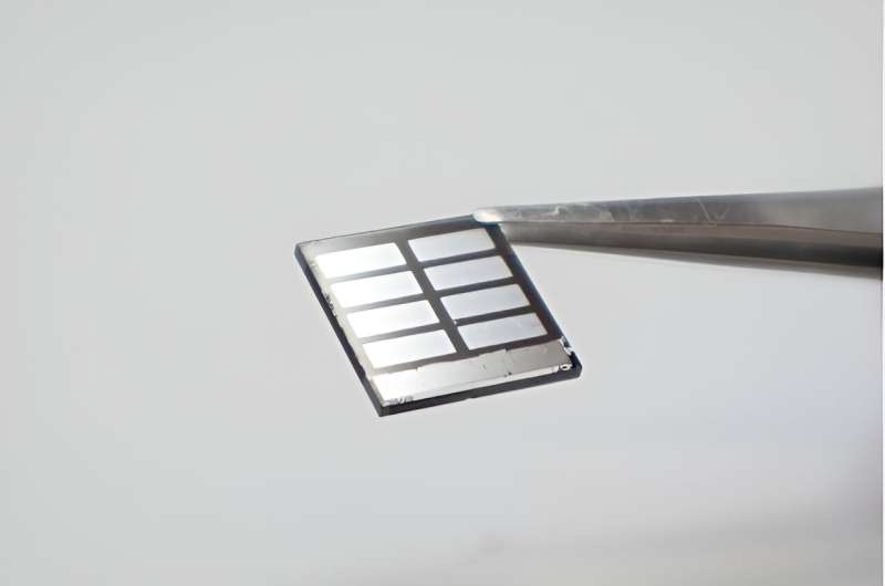 Bulky Additives Extend Lifespan Of Cost-Effective Solar Cells