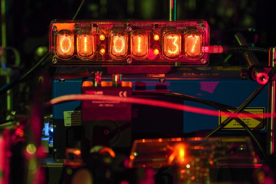 “global phase spectroscopy,” offers a way to keep an atomic clock’s laser highly stable.