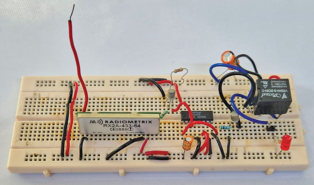 RF Relay Control System on Breadboard