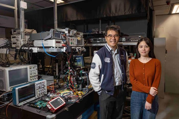Prof. Andrew POON (left), Head and Professor of the Department of Electronic and Computer Engineering at HKUST, and PhD student NIU Yue (right) at the Photonic Device Laboratory.
