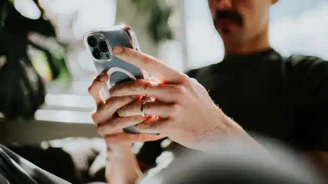 'Earthquake on a chip' uses 'phonon' lasers to make mobile devices more efficient