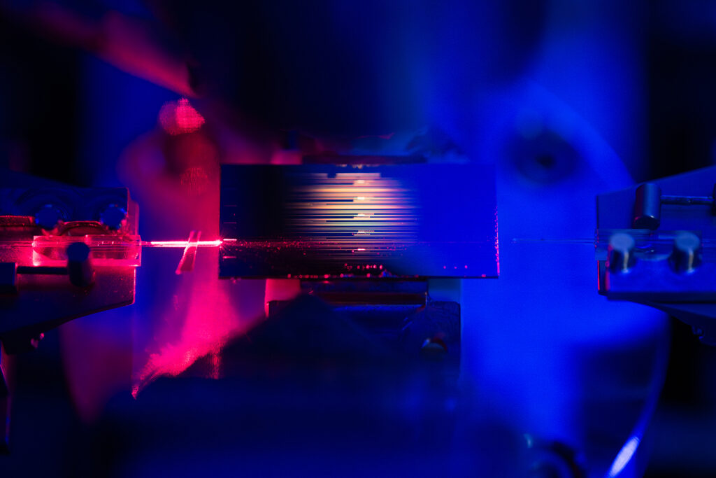 Compact Optical Amplifier Boosts Electronics