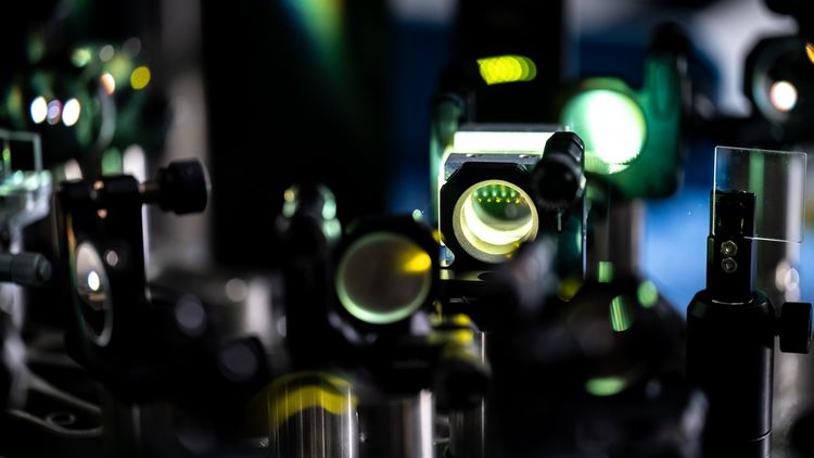Complex experimental set-ups make it possible to investigate the extremely fast movements of electrons in solids with laser pulses in high temporal resolution.