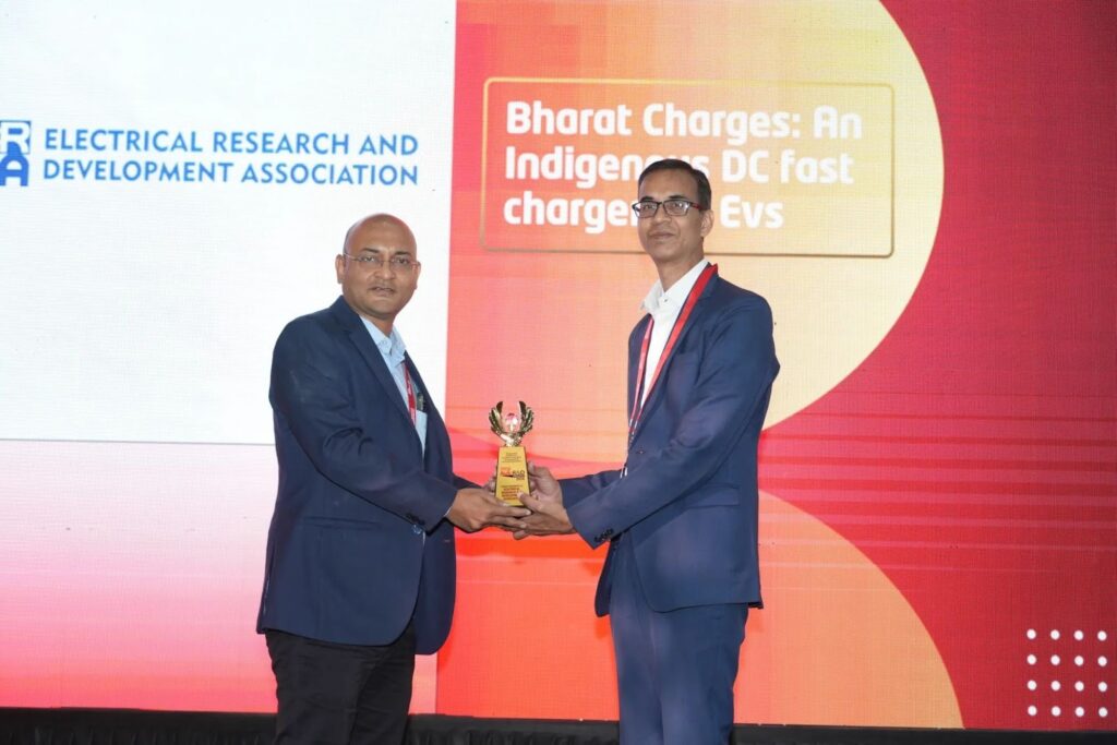 Mr Asheesh Dhaneria from ERDA receiving the award for their ‘Bharat Charges: an indigenous DC fast charger for EVs’, from Varroc’s Mr Pramod Chaudhary 