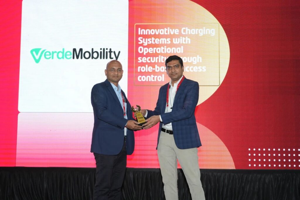 Mr Vimal Patel from VerdeMobility India receiving the award for their ‘innovative charging systems featuring role-based access control’, presented by Varroc’s Mr Pramod Chaudhary.
