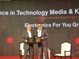 ET Now recognised Electronics For You Group for excellence in tech media, with Ramesh Chopra receiving the award from Suniel Shetty