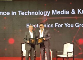 ET Now recognised Electronics For You Group for excellence in tech media, with Ramesh Chopra receiving the award from Suniel Shetty