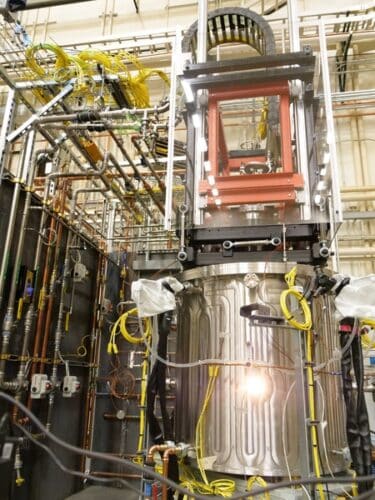 n:In Fourth Power’s thermal battery, thermophotovoltaic (TPV) power sticks can be moved in and out of the light, which allows the system to respond quickly and flexibly to grid needs.