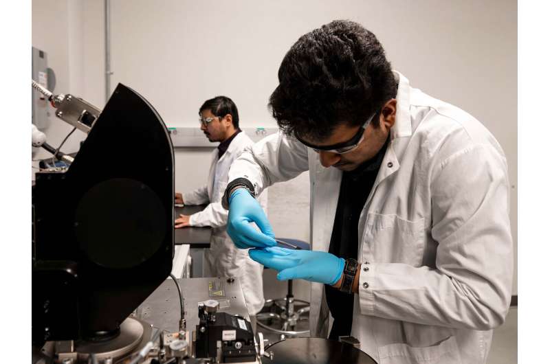 Chip-Scale Thermometers For Processor Monitoring