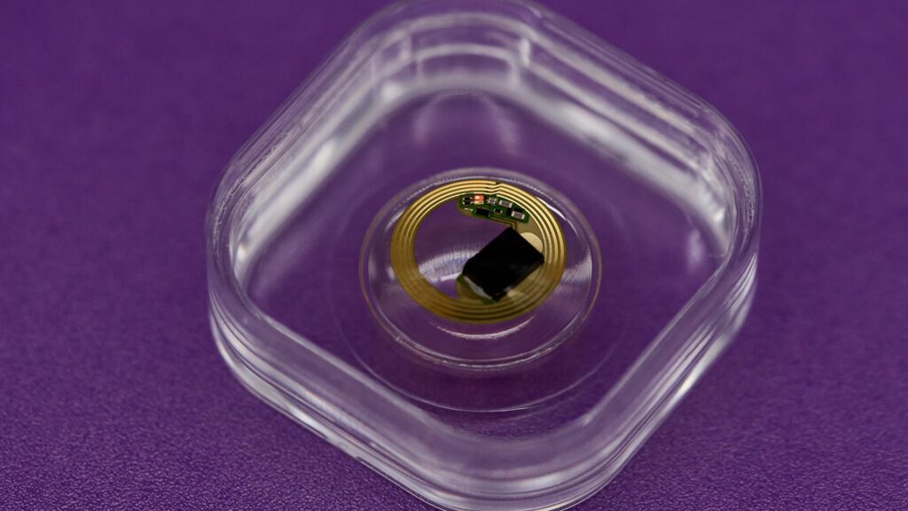 The first viable energy storage solution for smart contact lenses.