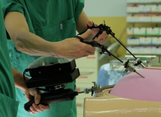 Wireless Endoscope Sends Real Time Surgery Video Using Light