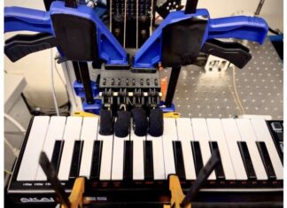 Electronic Earbot Performs Live Music