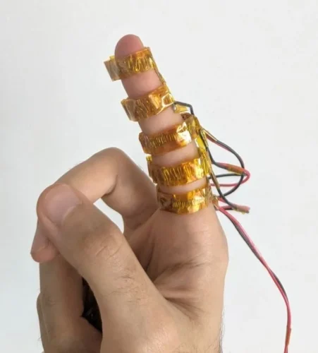 Tiny heating elements wrapped around the fingers generate thermal sensations inside the glove. Image Credit: Adelaide University