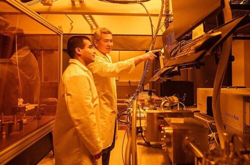 Texas Engineer Chih-Hao Chang in his lab with a student. Credit: The University of Texas at Austin