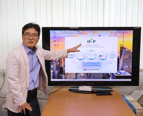 Dr. Chang-Dae Park at KIMM explains the iTOP operation screen.