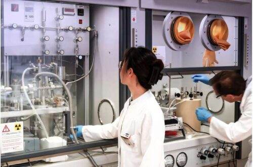 Experiments involving radioactive materials can be conducted in the radiochemical laboratory of the “Reactive Transport” department at the Research Site Leipzig. Pictured here is a setup for experiments with the hydrogen isotope tritium.
