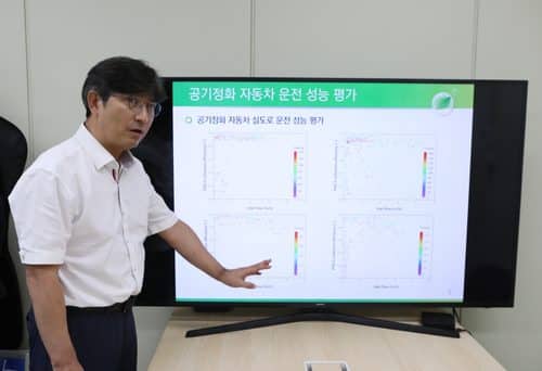 Dr. Bangwoo Han at KIMM explains the real-world driving performance evaluation of the air-purifying vehicle