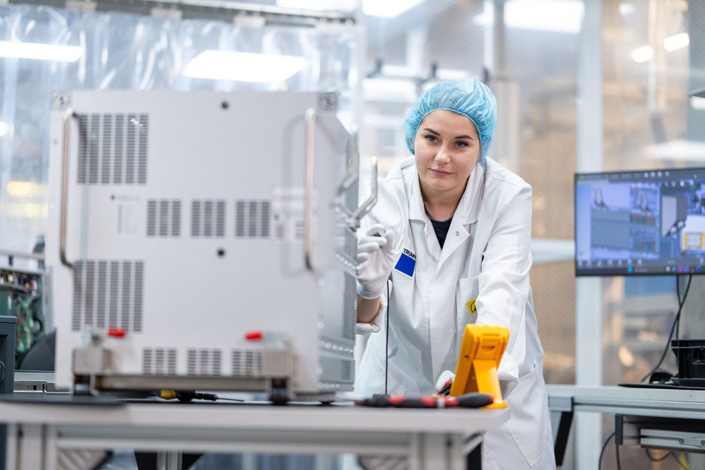 Testing the parameters of plasma generators at TRUMPF's research and development laboratories in Zielonka, Poland. (Image: TRUMPF)