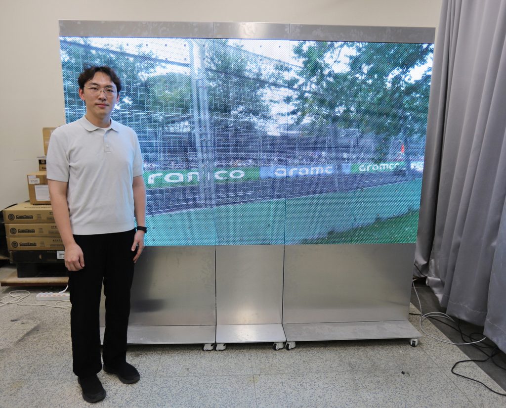Dr. Dongjoon Kim poses with the prototype modular-grid-based audiovisual convergence display.