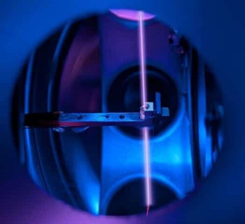 Close-up of the laser beam passing through the thorium-doped crystal inside TU Wien’s nuclear clock apparatus
